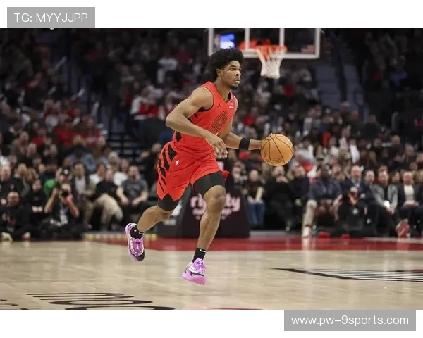 开拓者小将灵活突破，亨德森拉杆得分